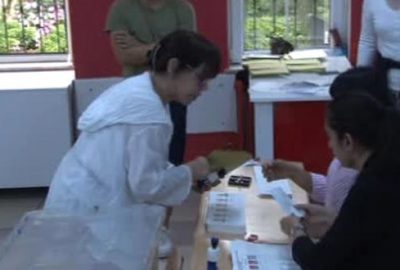 Ünlü sanatçının oy kullandığı sandıkta gergin anlar!