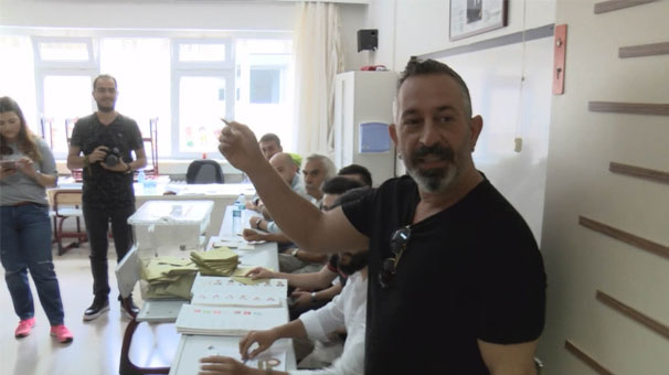 Cem Yılmaz oyunu kullandı: Ben şovmen değilim!