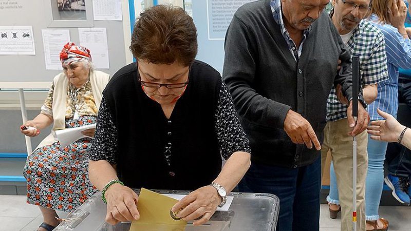 Darülaceze sakinleri, oylarını kampüs içerisinde kurulan sandıklarda kullandı.