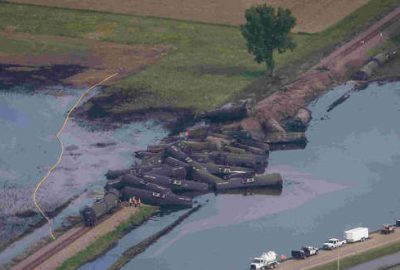 Tonlarca ham petrol nehre aktı