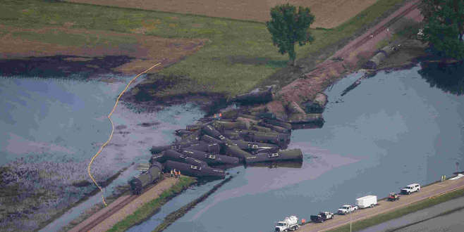 Tonlarca ham petrol nehre aktı