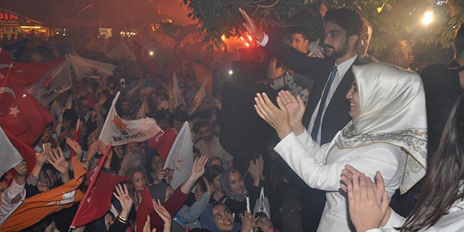 İnegöl AK Parti’de zafer kutlaması