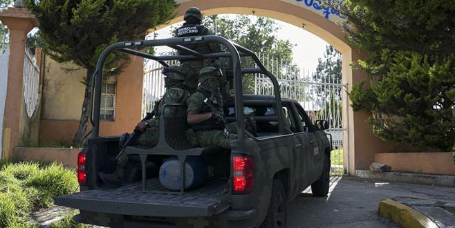 Tüm polisler gözaltına alındı Tüm polisler gözaltına alındı