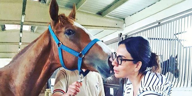 Bebeğini ziyaret etti