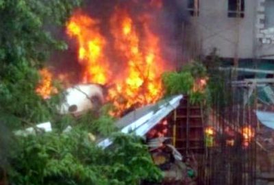 Binaların üzerine uçak düştü: Çok sayıda ölü var