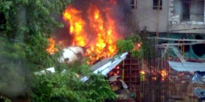 Binaların üzerine uçak düştü: Çok sayıda ölü var