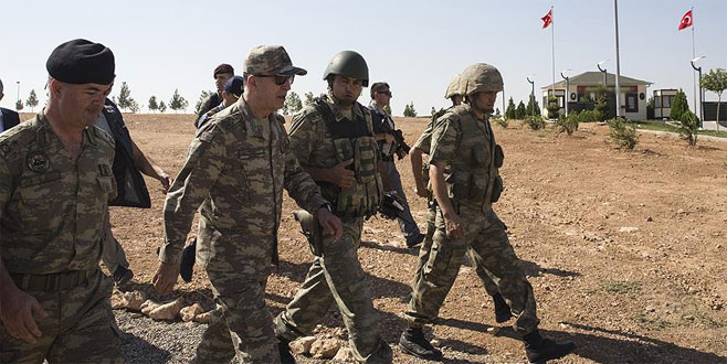 Komutanlar Suriye sınırında