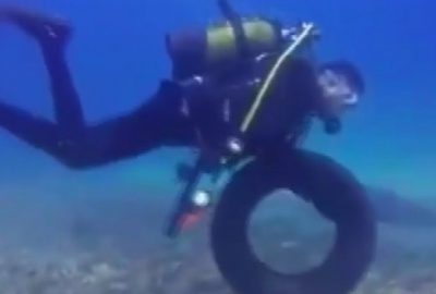 Denizin altındaki çöpleri gönüllü olarak temizliyor