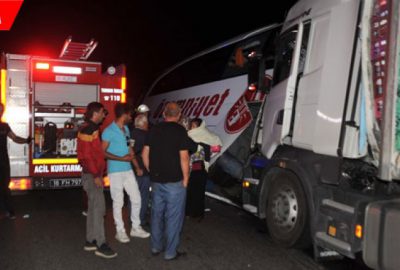 Otobanda arıza yapan yolcu otobüsüne TIR arkadan çarptı: 2 ölü