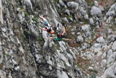 500 metreden atlarken taş, kağıt, makas oynadılar