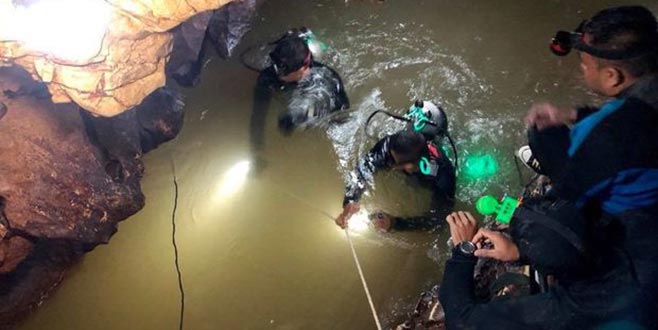 Mağarada kaybolan antrenör ve çocuklar bulundu