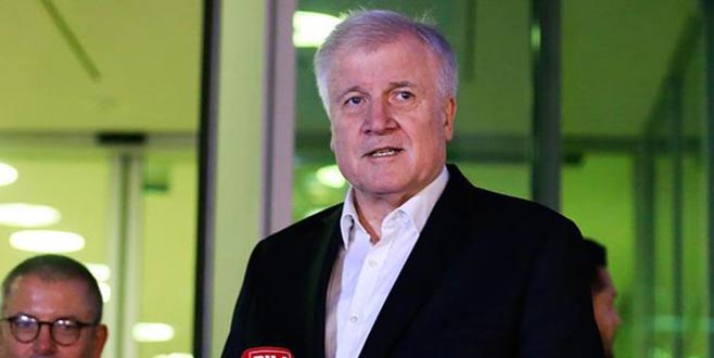 Almanya İçişleri Bakanı Seehofer istifasını geri çekti