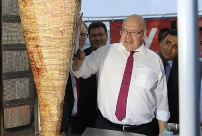 Alman Bakan döner kesti