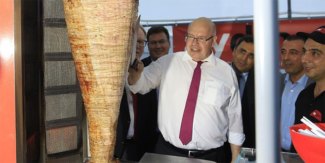 Alman Bakan döner kesti