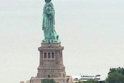 Protesto için Özgürlük Anıtı’na tırmandı