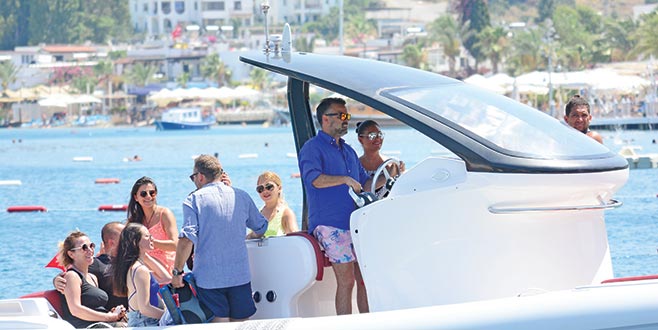 Yeni teknesiyle gezdi