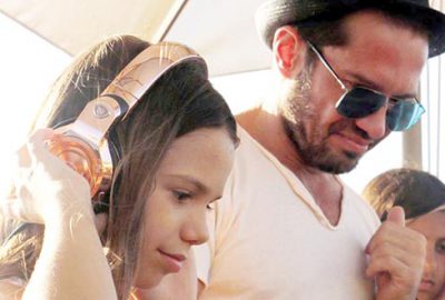 Ozan Doğulu kızlarıyla sahnede