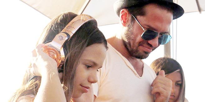 Ozan Doğulu kızlarıyla sahnede