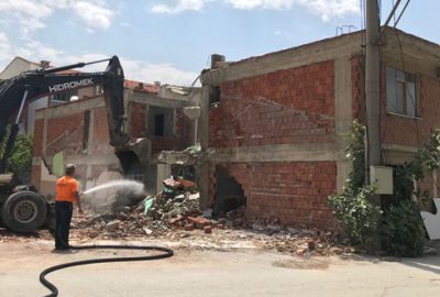 Gemlik’te tehlike yaratan binalara yıkım