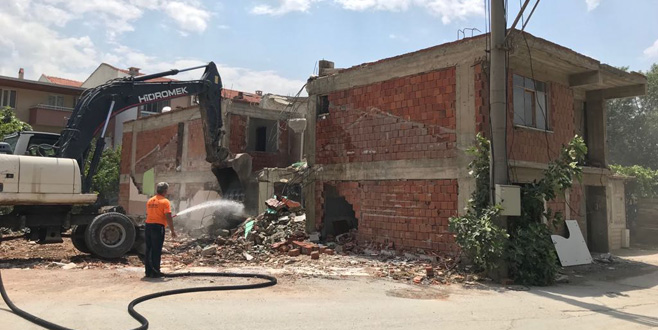Gemlik’te tehlike yaratan binalara yıkım