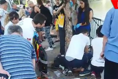 Otomobil yol kenarında bekleyen baba ve oğluna çarptı