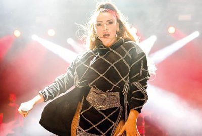 Sakat ayakla sahnede