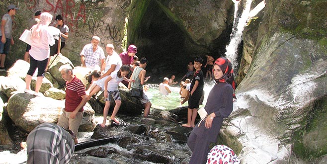 Saitabat Şelalesi’nde haftasonu yoğunluğu Saitabat Şelalesi’nde haftasonu yoğunluğu