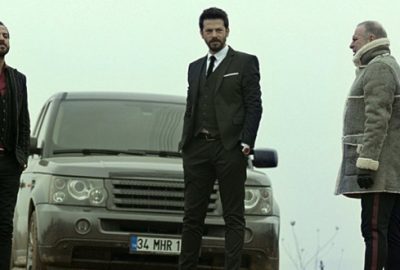 Taksi şoförü ünlü oyuncuya sokak ortasında saldırdı!