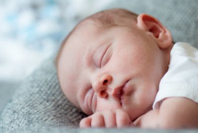 Katı gıda ile beslenen bebekler daha iyi uyuyor