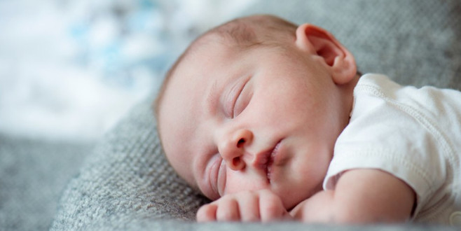 Katı gıda ile beslenen bebekler daha iyi uyuyor