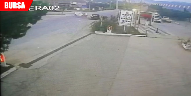 Zincirleme kaza güvenlik kamerasına yansıdı Zincirleme kaza güvenlik kamerasına yansıdı