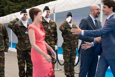 Başbakanı bıraktı eşine sarıldı