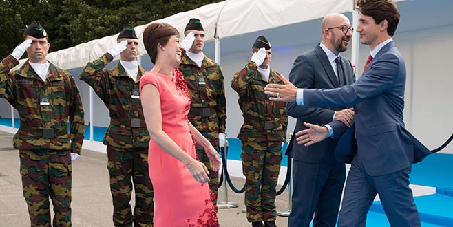 Başbakanı bıraktı eşine sarıldı