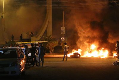Irak’ın Basra kentinde göstericiler il meclis binasına girdi