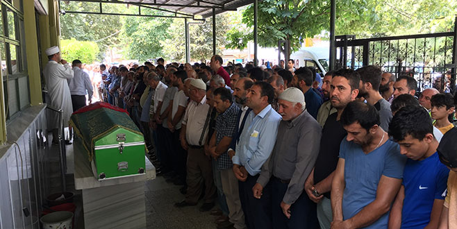 İznik Gölü’nde boğulan genç kızlardan biri son yolculuğuna uğurlandı İznik Gölü’nde boğulan genç kızlardan biri son yolculuğuna uğurlandı