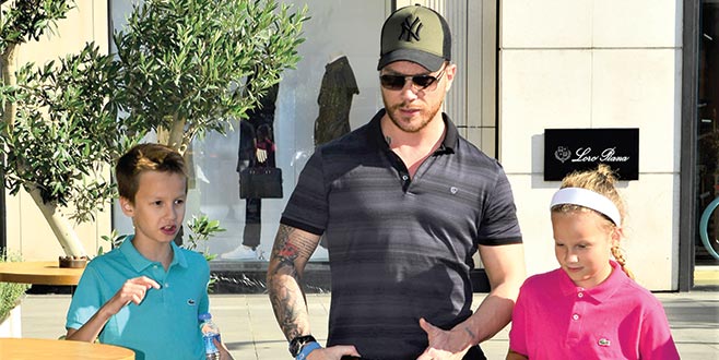 Kardeşlerini ödüllendirdi