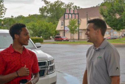 İşe yürüyerek gitti patronu araba hediye etti