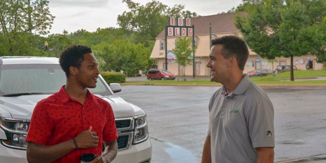 İşe yürüyerek gitti patronu araba hediye etti