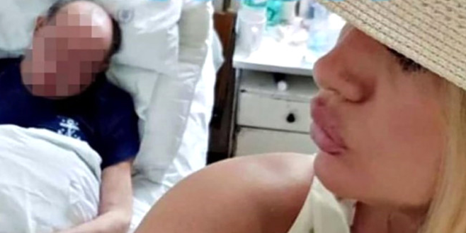 Ünlü şarkıcıdan skandal paylaşım: Ölen babasıyla öpücüklü selfie