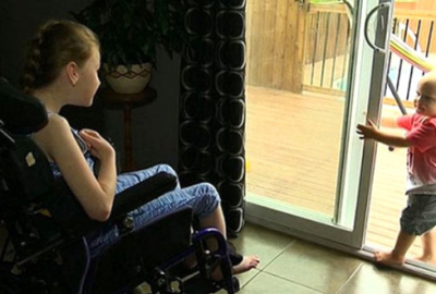 Ne yürüyor,ne konuşabiliyor ama kardeşinin hayatını kurtardı!