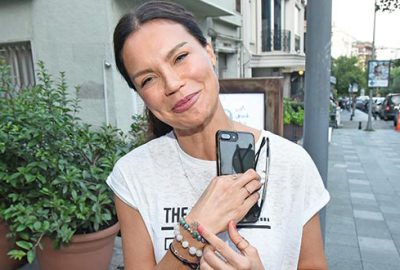 Yüzüğünü gösterdi