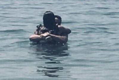 Denizde aşka geldiler! Ünlü çift böyle yakalandı