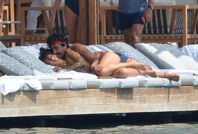 Kimseye aldırış etmediler! Sevgilisini öpücüklere boğdu