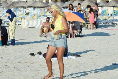 Sahilde çöp topladı