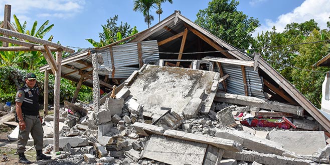 Endonezya’da 6,4 büyüklüğünde deprem