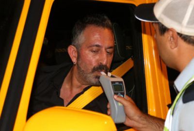 Alkolmetreyi üflemeyi başaramayan Cem, gazetecileri ters köşe kaptı