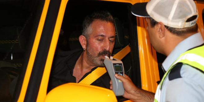 Alkolmetreyi üflemeyi başaramayan Cem, gazetecileri ters köşe kaptı