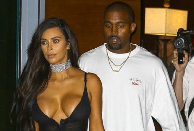 İç çamaşırsız Kardashian, flaş mağduru oldu