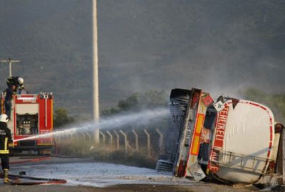 Metanol yüklü tanker devrilip alev aldı