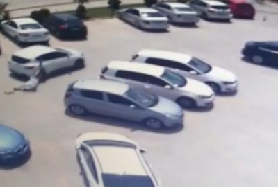 Aracın arkasında sürüklendi ama çantasını kaptırmadı